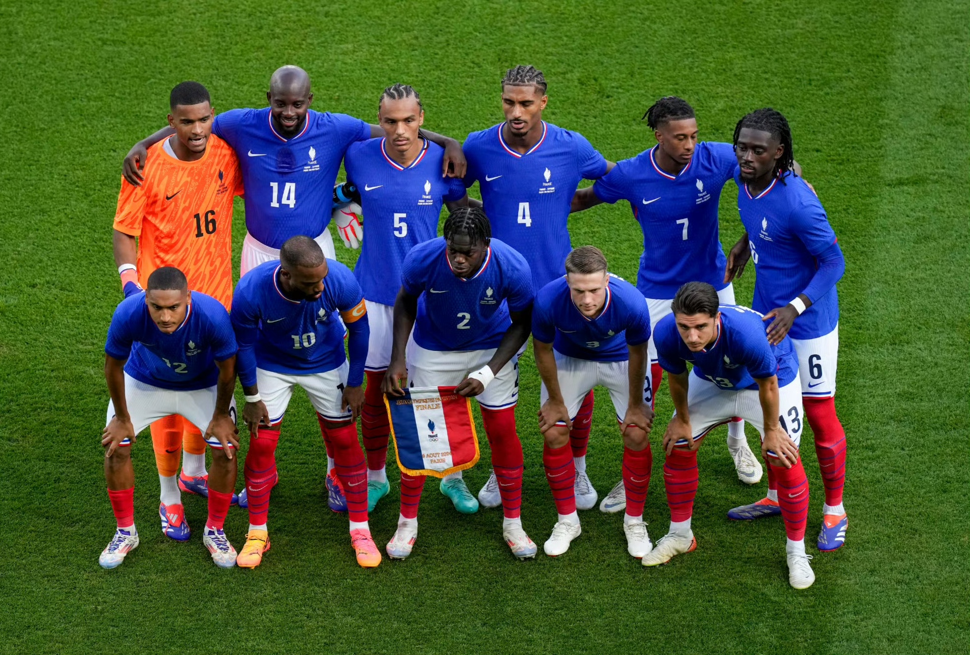 包含欧洲足球精英们的角逐吸引无数球迷围观的词条