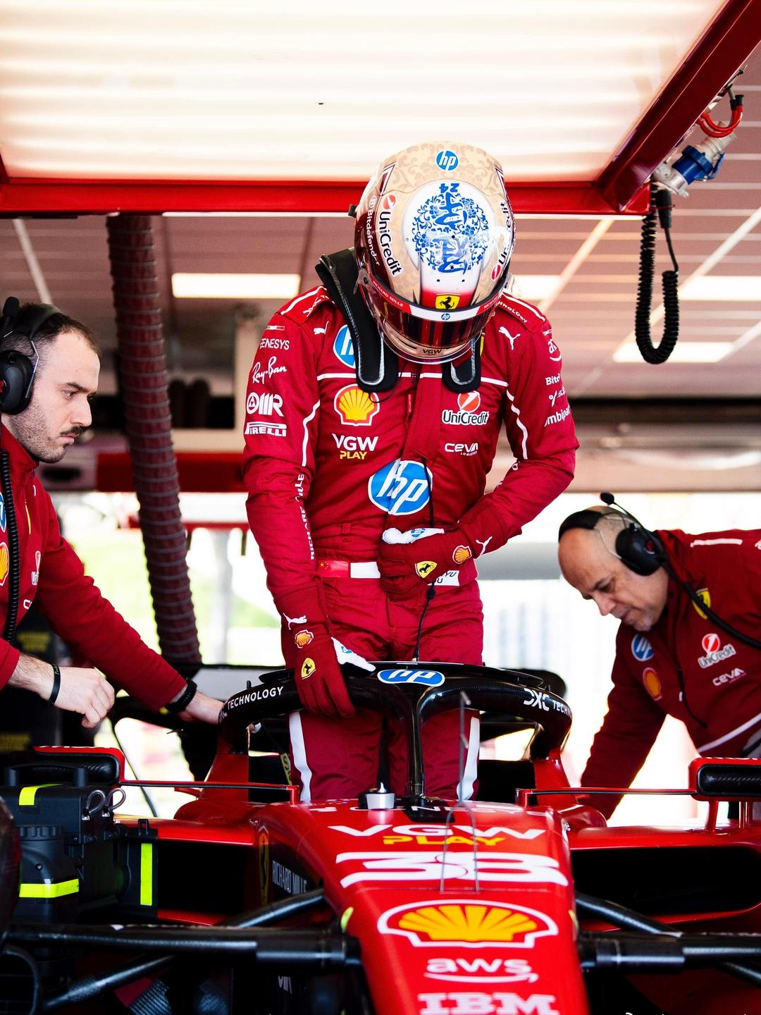 包含红牛车队险胜红牛二队，周冠宇高光表现的词条