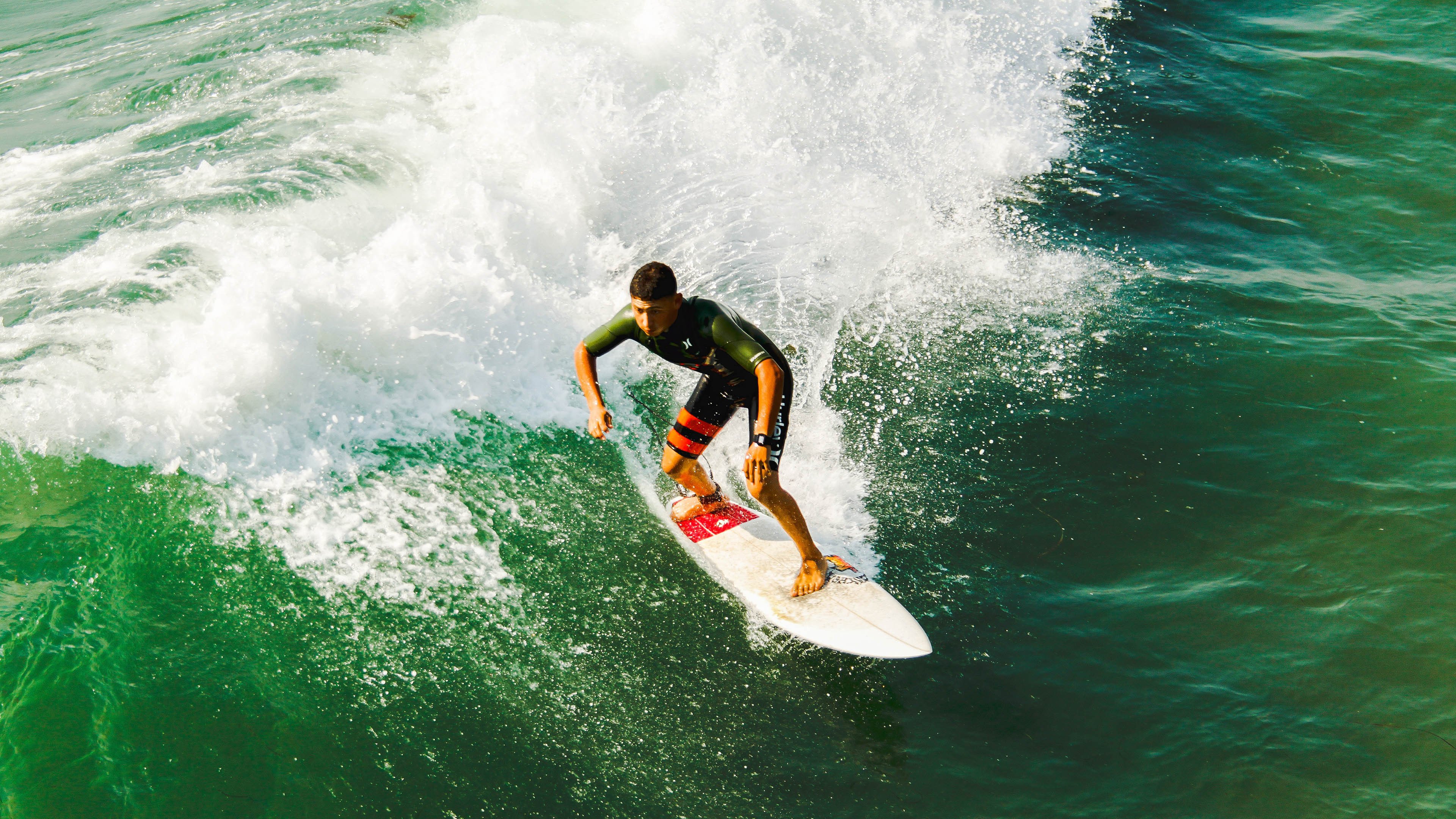 赛道与球场的双重奏，当F1年度争冠焦点战遇上马刺横扫黄蜂