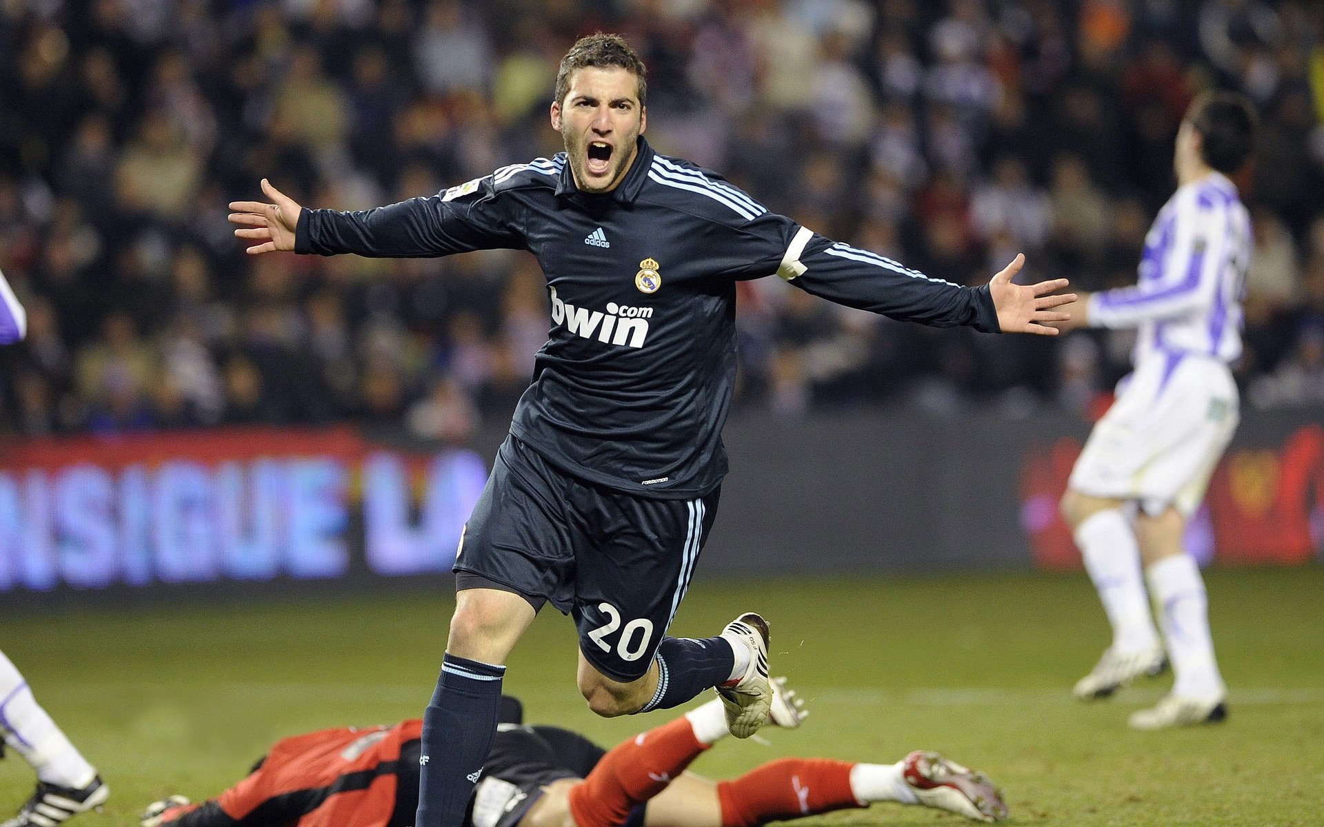 卢卡库大场面先生再显神威，荷兰军团强势踏平玻利维亚