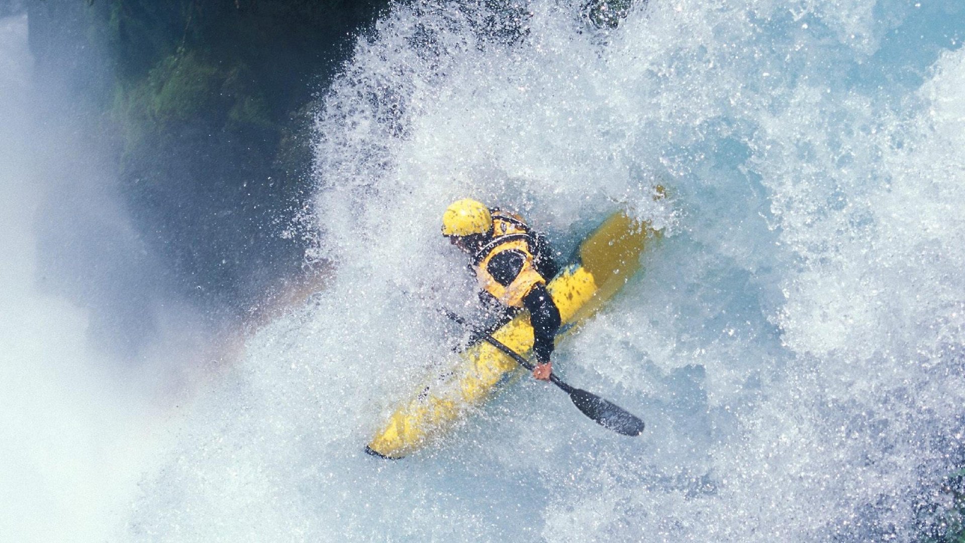 绿茵险胜与球台统治，当英格兰鏖战波兰，樊振东横扫全场
